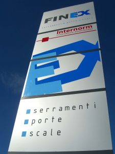 costruzione totem pubblicitari